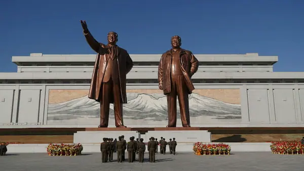 Estátuas de Kim Il-sung e Kim Jong-un, localizadas no Grande Monumento da Colina Mansu, em Pyongyang.